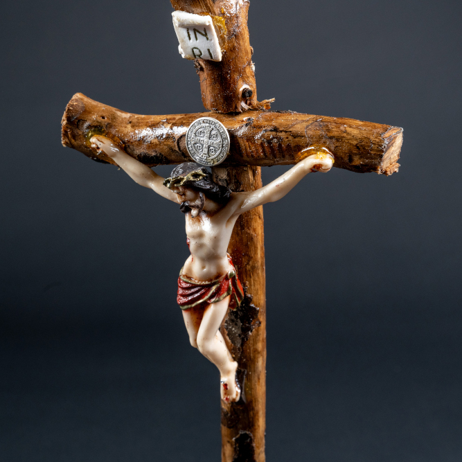 Crocefisso artigianale in legno di vite piccolo
