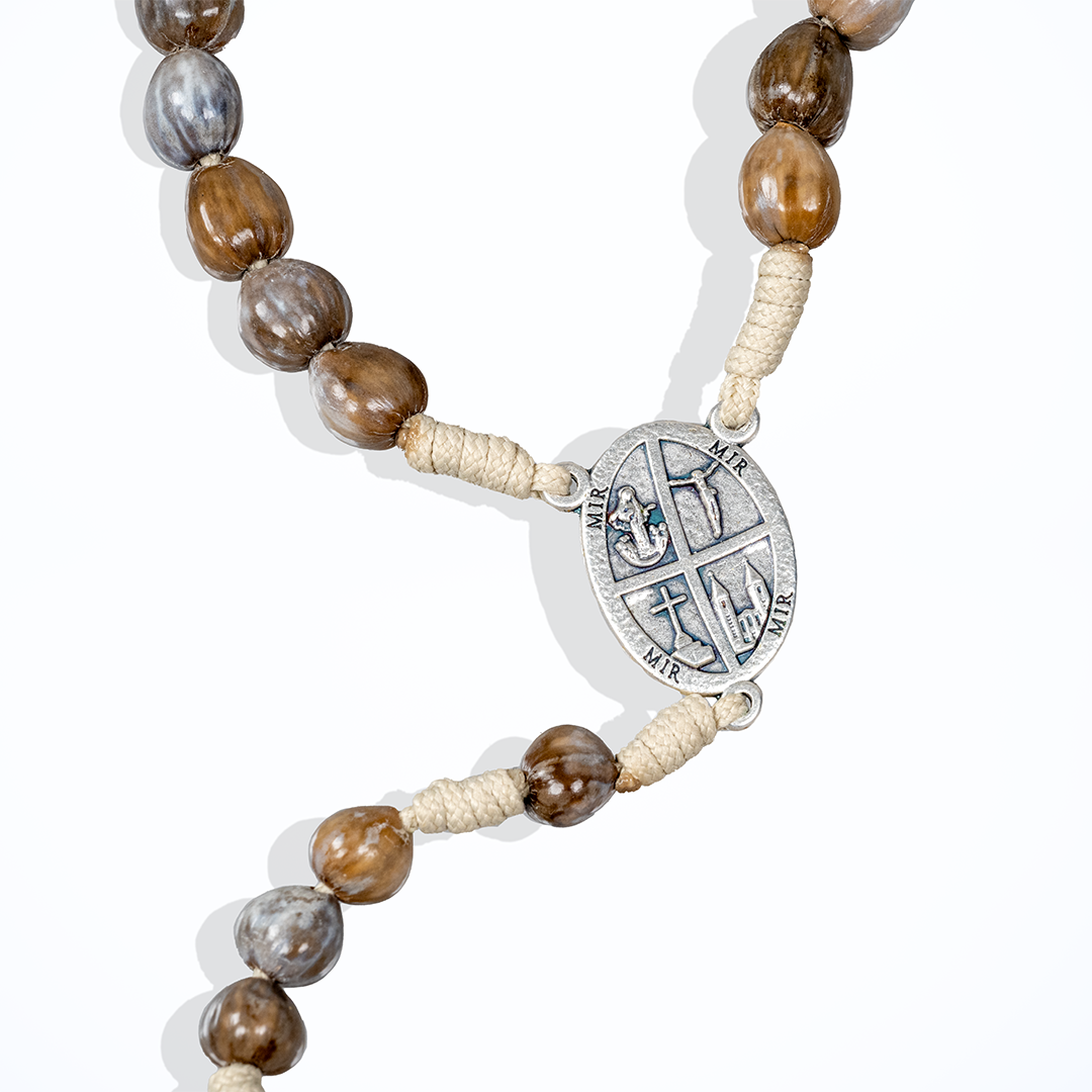 Alternative view of Rosario di Medjugorje con bacche di Giobbe