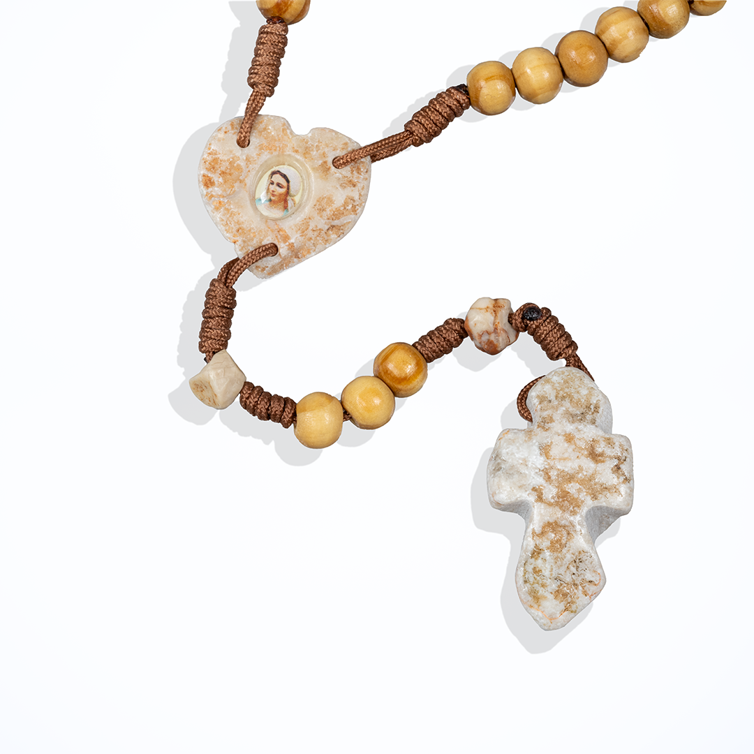 Alternative view of Rosario in legno con croce in pietra naturale dalla Collina delle Apparizioni