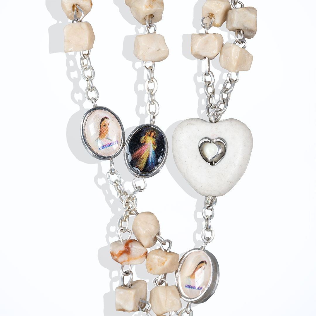 Alternative view of Collana rosario in pietra del podboro con il Cuore di Maria in pietra