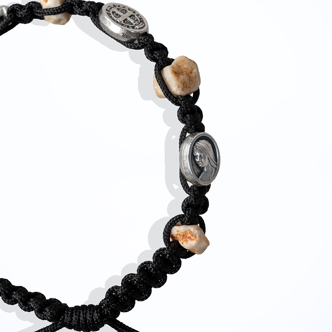 Alternative view of Braccialetto di Medjugorje in corda con 5 Pietre della Collina delle Apparizioni e 5 medaglie di Gesù Misericordioso