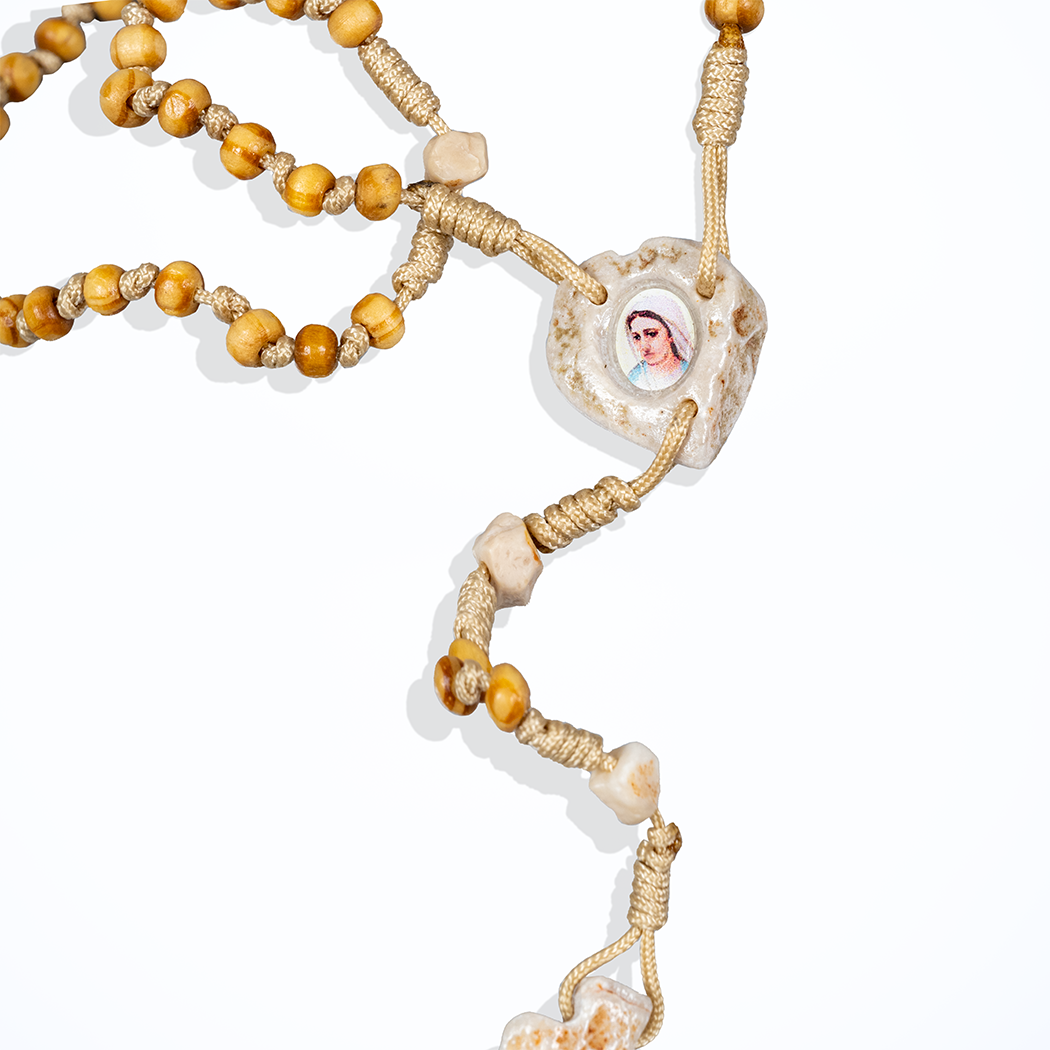 Alternative view of Collana Rosario di Medjugorje in legno e pietra dalla Collina delle Apparizioni