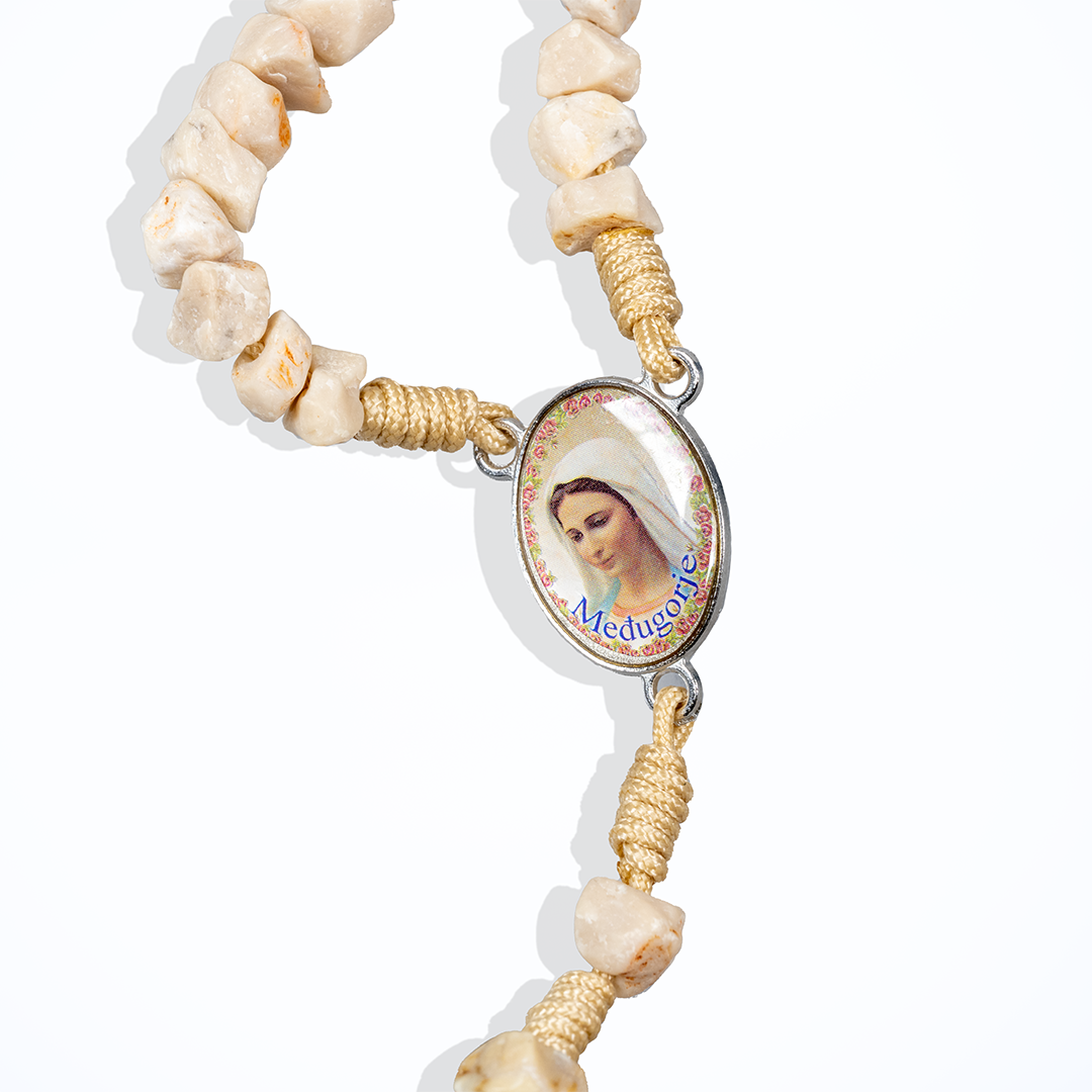 Alternative view of Rosario di Medjugorje tutto in pietra dalla Collina delle Apparizioni con medaglia centrale di Gesù Misericordioso e Madonna, croce in pietra naturale