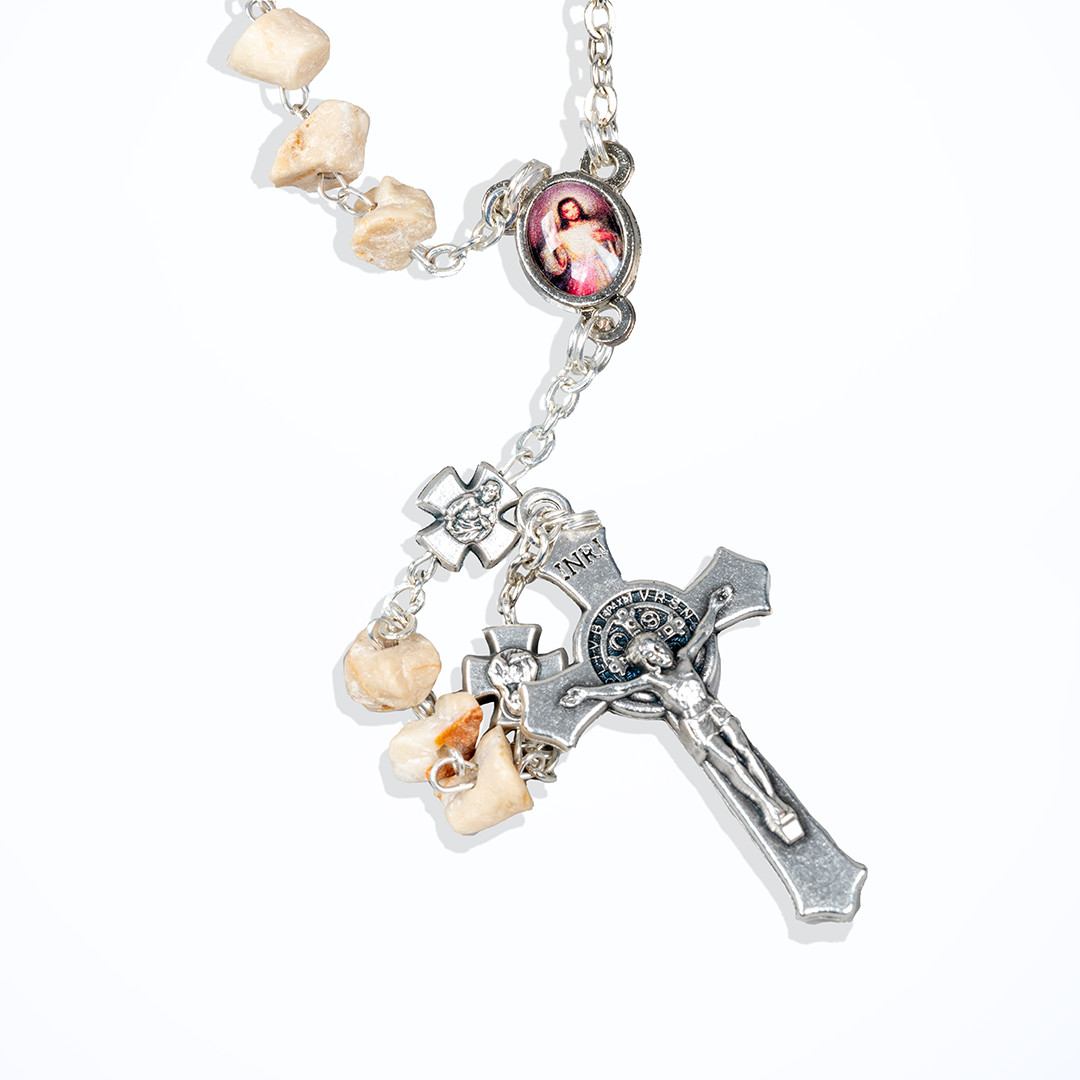 Alternative view of Rosario in pietra da dalla Collina delle Apparizioni con le fedi da sposi, color oro con terra di Podbrdo nella medagla centrale e lo Spirito Santo