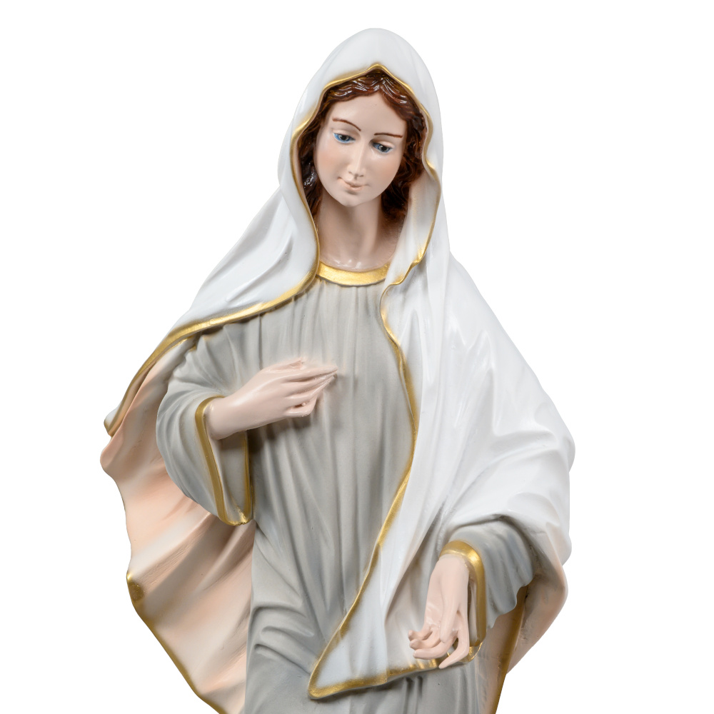 Statua di Medjugorje Regina della Pace con chiesa